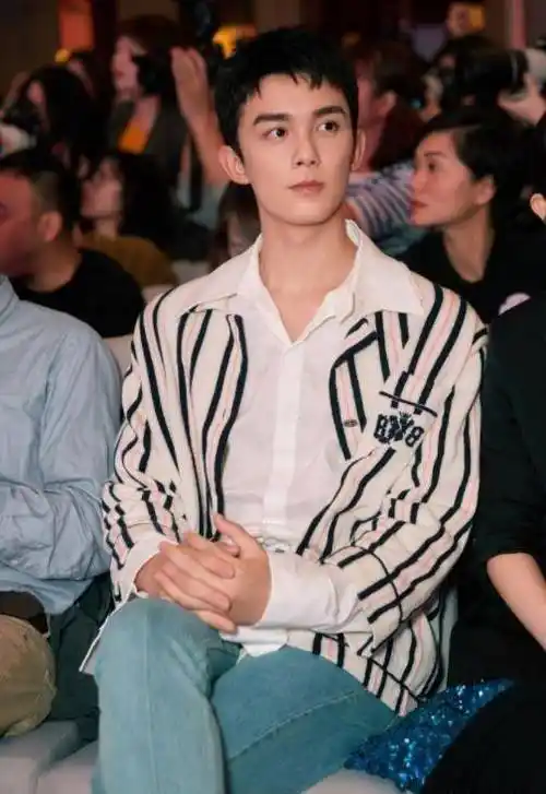 "情商代表"吴磊:一句话化解热巴年龄焦虑,凭实力带姐姐暴富_吴悦_弟弟