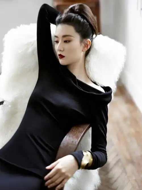 乔欣黑色露肩长裙红唇造型气场超级强大