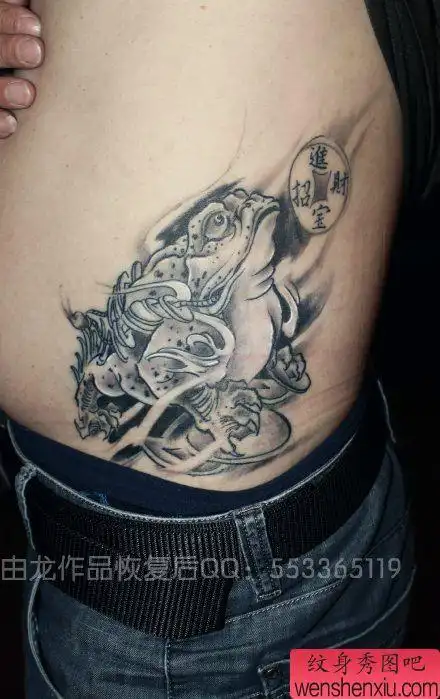 男生腰部一幅黑白招财金蟾纹身图案