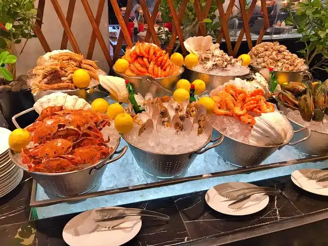 广州琶洲保利洲际酒店海鲜自助餐螃蟹02三文鱼刺身大虾味道好吃环境