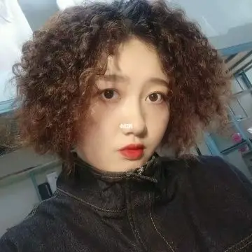 女生爆炸头黑人烫