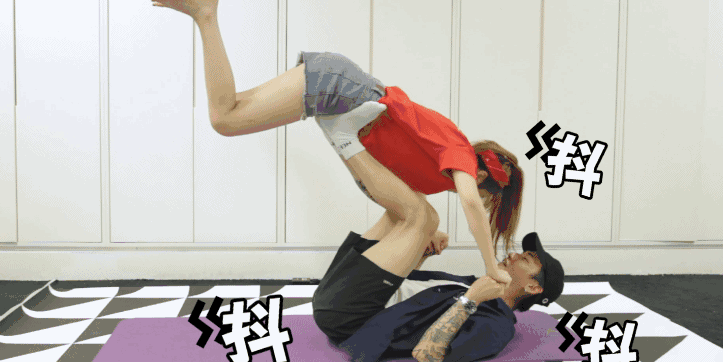 像这种若隐若现的瑜伽裤就很适合ins拍照啊! 做运动出街都没问题哦!