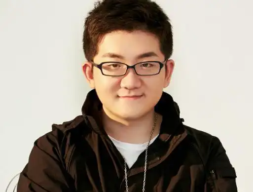 配音演员张杰与成毅合作较多,作品有《琉璃》,《与君歌》,《沉香如屑