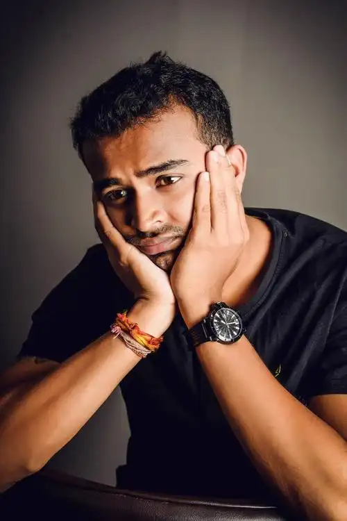 伤心男孩素材-伤心男孩图片-伤心男孩素材图片下载-觅知网