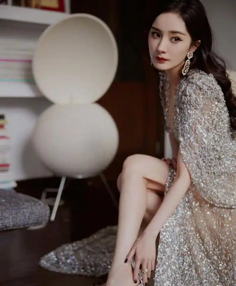 星闻#  深v珠片刺绣长裙,格外华丽动人! 杨幂的气质依旧不减.