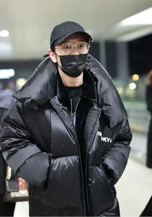 黄晓明戴眼镜出乎意料地好看,文雅大气还显嫩,一点也没有油腻感