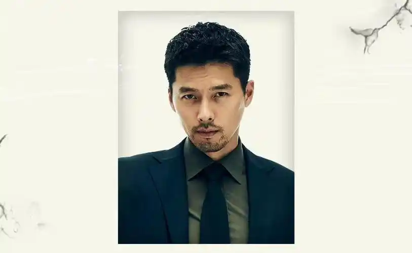 玄彬在新片的造型很粗犷,很爷们,留着短发和胡茬,和参加宣传的造型