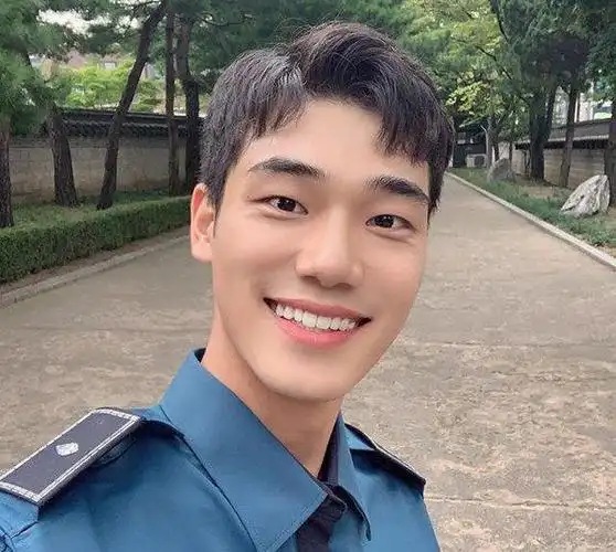 男生头发自然卷留什么发型 理发师建议剪这3款