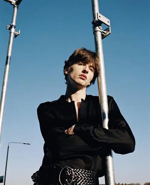 德国98年男模与迪丽热巴炸裂时尚圈!连女友都是中国美人?