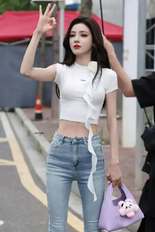 才看到这个 张予曦上班路透 这身材太哇塞了