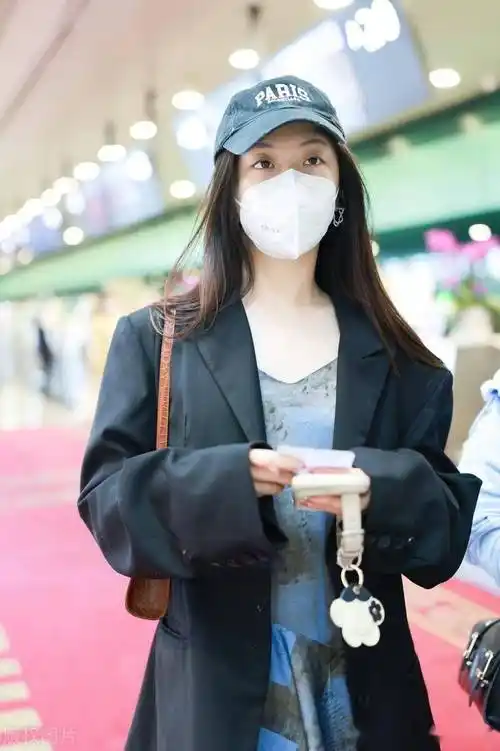 王艺瑾现身机场,身穿蓝色连衣裙搭配西服外套简约时尚_北京_王艺瑾