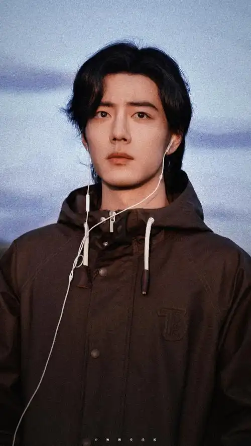 肖战工作室发了18张照片##肖战旷野松弛感生日大片