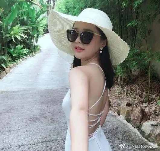 她曾是优秀主持人,后嫁大18岁同行老公,丈夫生病依旧不离不弃!