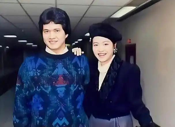 恬妞:两次离婚,65岁仍单身,女儿打扮男性化,为护母成同性恋