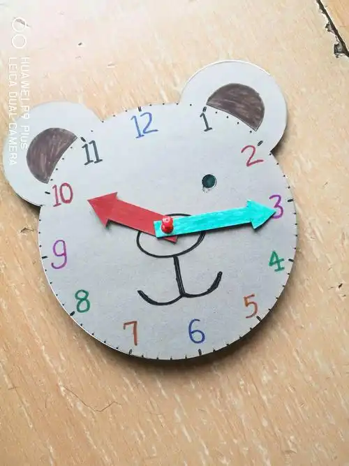 一年级六班亲子制作钟表作品展示