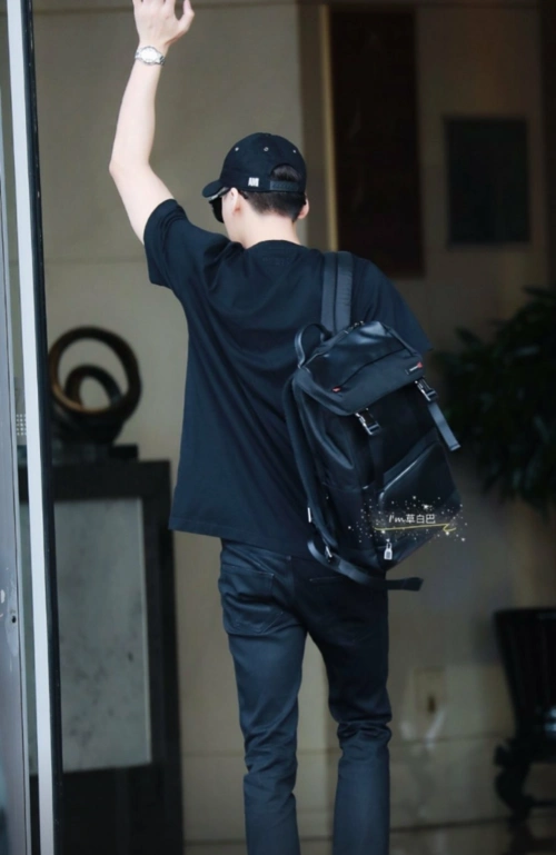 李易峰氛围感背影照粉丝哥哥背影也可以这么帅感觉瘦了好多