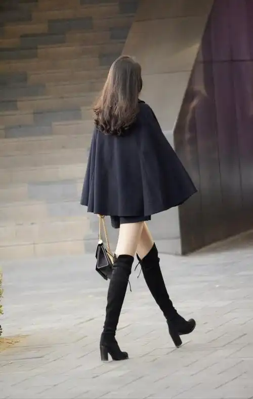 北京街拍寒冷的初冬季节穿黑色过膝靴的小姐姐美丽又吸睛