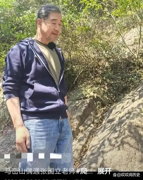 69岁张国立爬山被偶遇头发胡须花白热情和路人打招呼太亲切