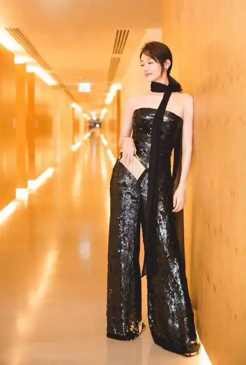 苗苗的身材真"饱满",一袭拼色连衣裙时髦高级,郑恺真有眼光