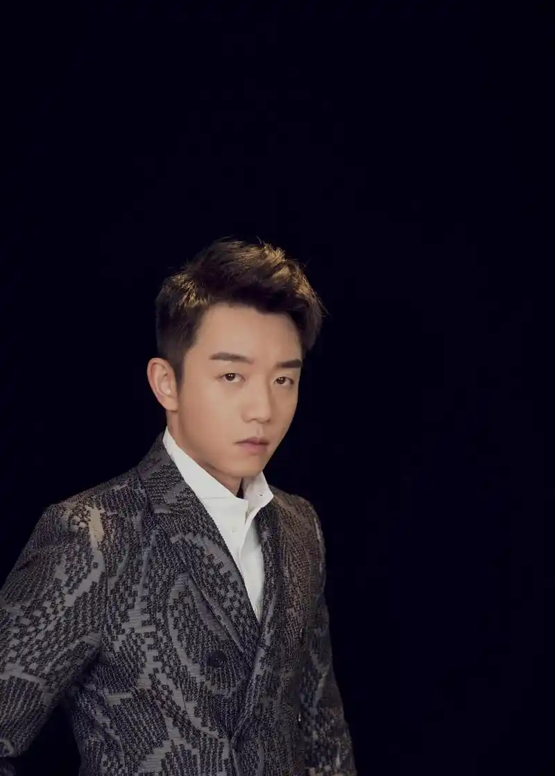 郑恺时尚大片曝光 灰色花纹西服帅气亮相