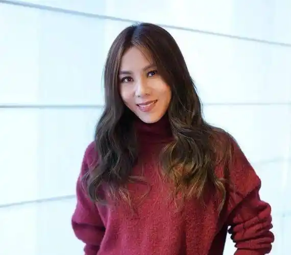 蔡健雅豪宅内过48岁生日,吴青峰晒照庆祝,许茹芸喝酒面色红润_蔡坦雅