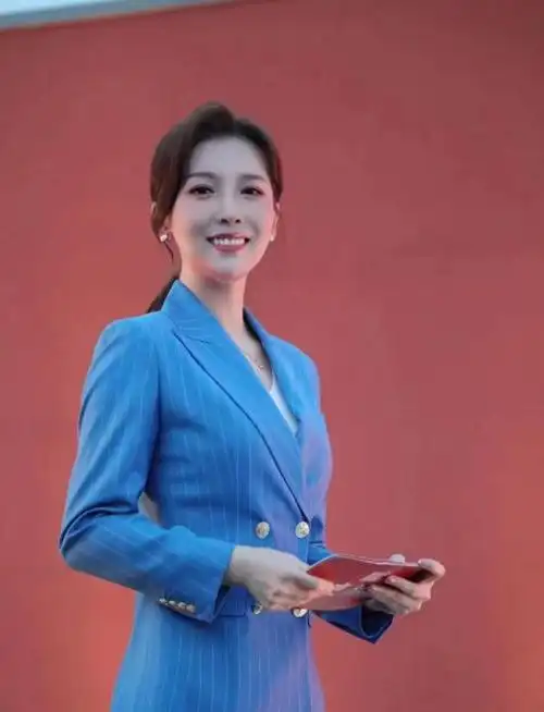 风云对话主持人朱梓橦除了有高颜值外实力也是相当的牛