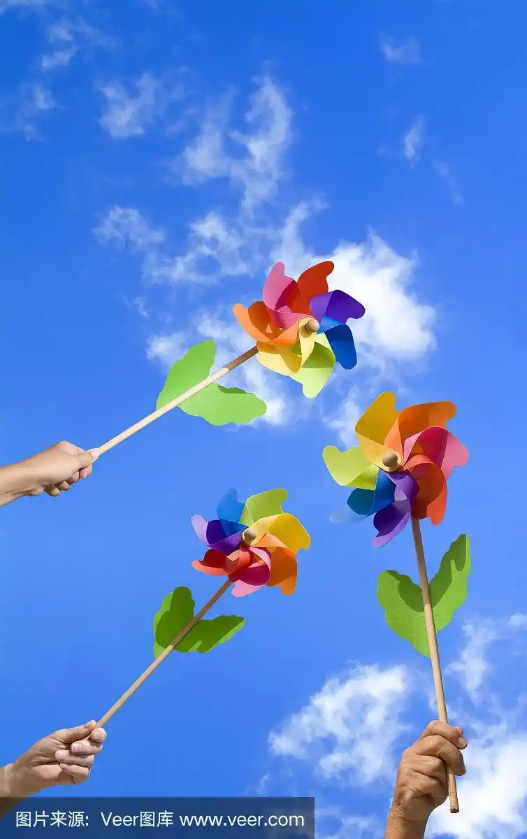 人们手里拿着五颜六色的小风车