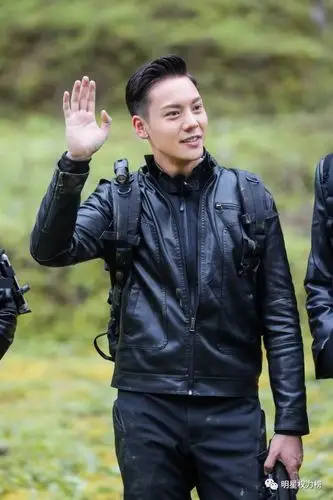 陈伟霆张大佛爷附体霸气外露 刘诗诗短发短裙尽显俏丽 盛一伦设计师