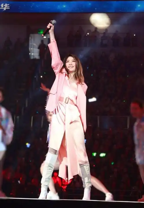 陈慧琳穿粉色西装开演唱会,配白色长靴好显嫩,50 依然超模身材|内搭|