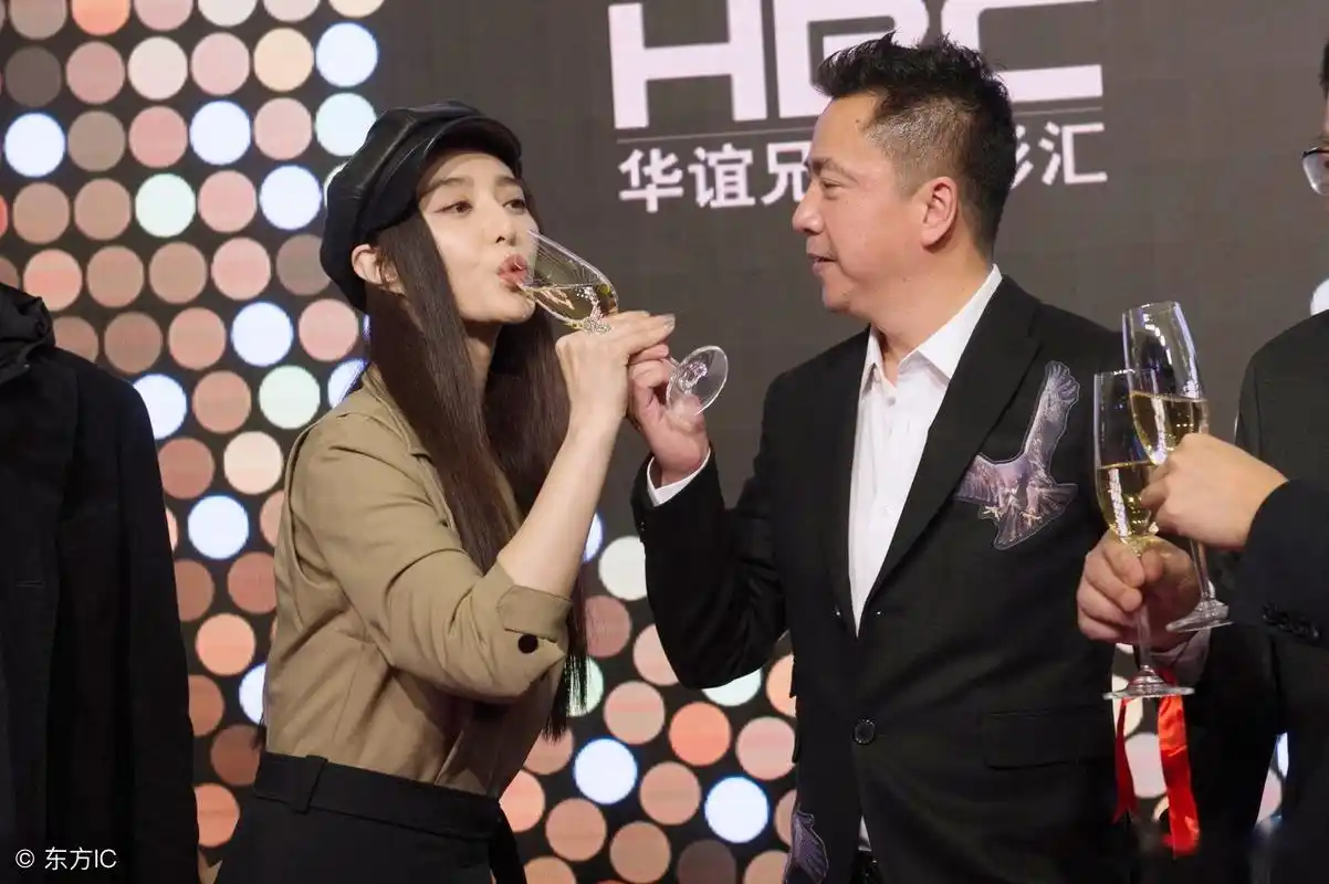 范冰冰在台上与王中磊畅饮手中的香槟 ,不会是想灌酒吧?