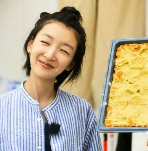 周冬雨笑得这么开心只为这个发着光的男人