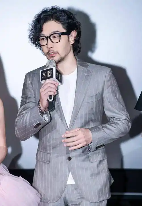 黄维德就穿了件浅灰色的西装,西装上有竖条纹,这种条纹最能拉长身高