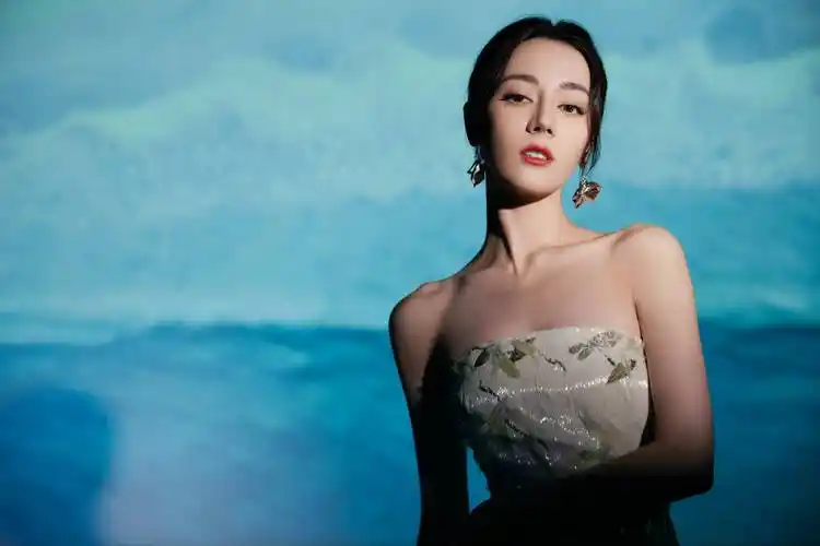 迪丽热巴穿白色抹胸印花长裙 戴花朵耳饰清新浪漫