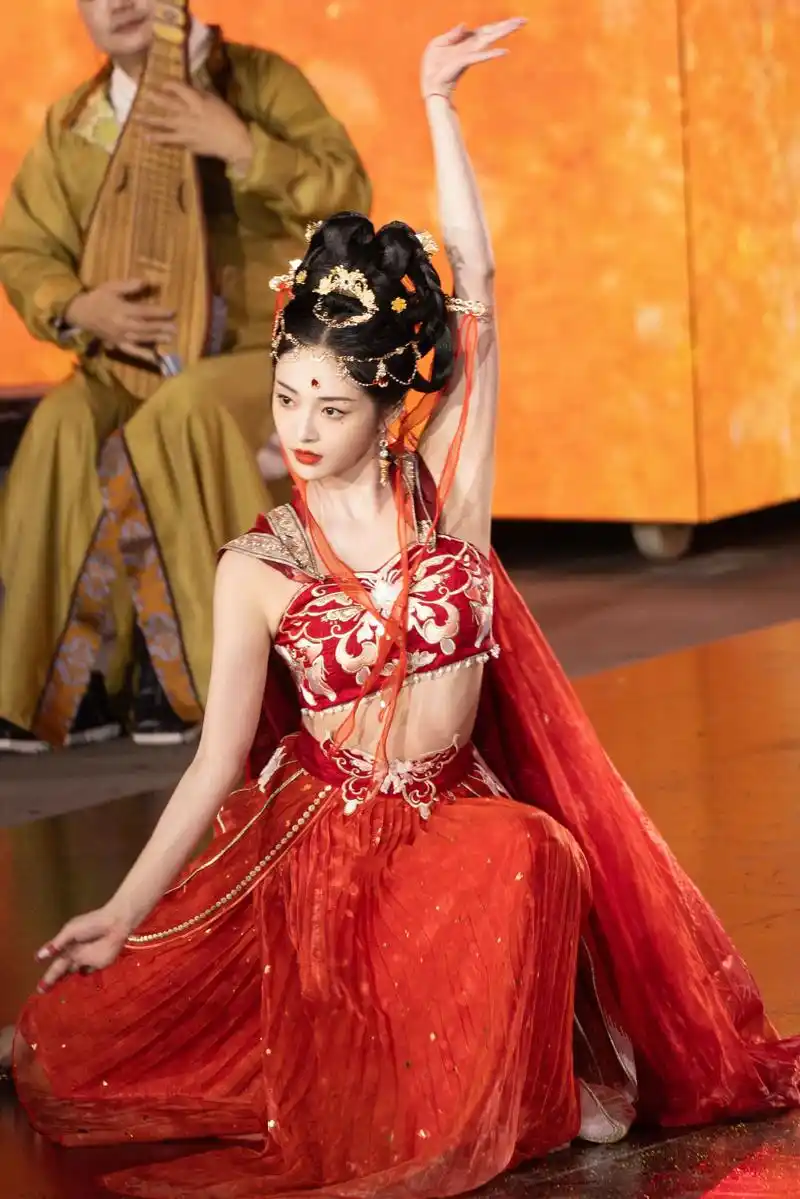 周洁琼# 今晚2023国风大典,一曲琵琶,一支舞蹈,起舞翩翩,一展国风