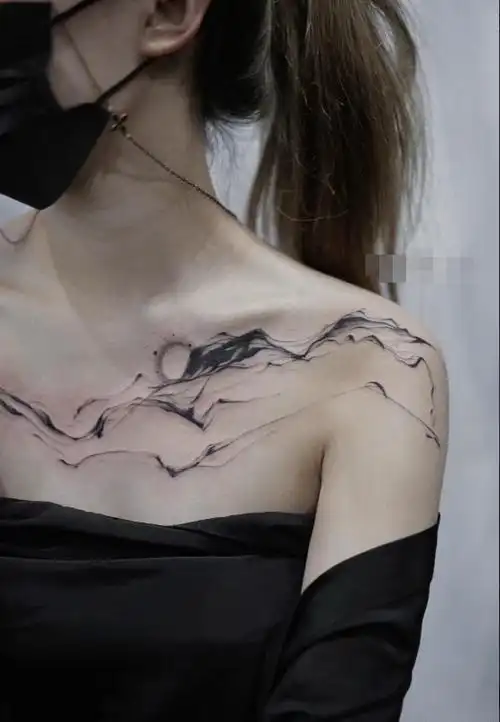 超有意境的胸口纹身女抽象水墨线条纹身