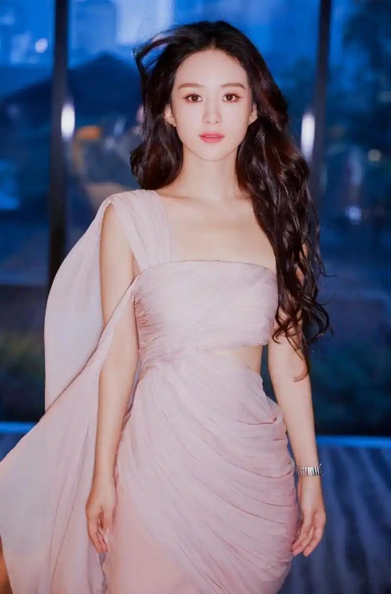 清纯妩媚的#赵丽颖# 身穿粉色挂肩露腰裙,雪肤玉貌,眉清目秀,丰腴身材