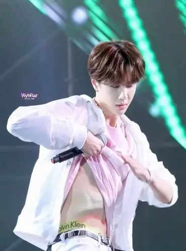 要说当红小鲜肉中,腹肌最好看的,自然就是李现了.