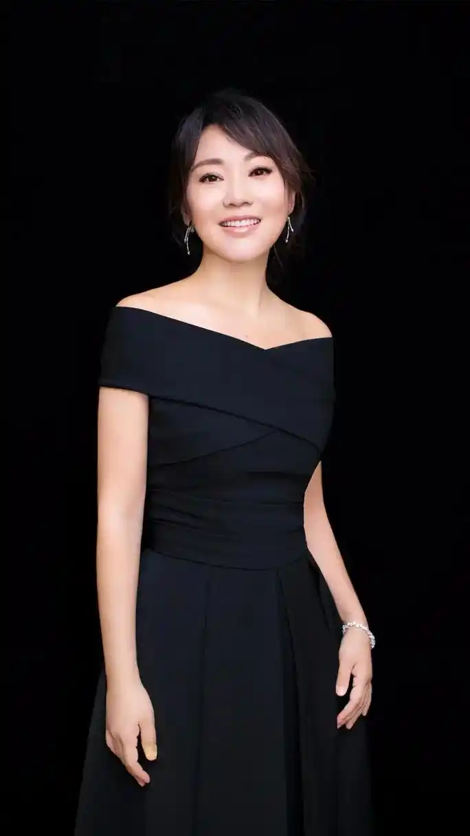 新一期【快乐大本营】里,48岁的闫妮一双雪白笔直的大长腿夺人 - 抖音