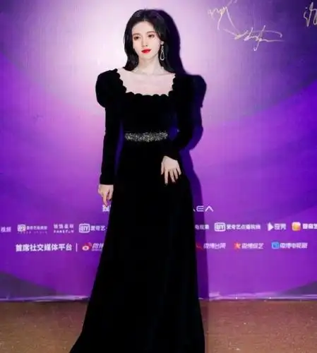 全身发光鼻子也透光鞠婧祎完美的形象没有让粉丝失望