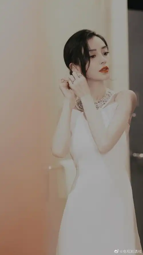 你可以永远相信杨颖的红毯造型baby今晚鲨疯了