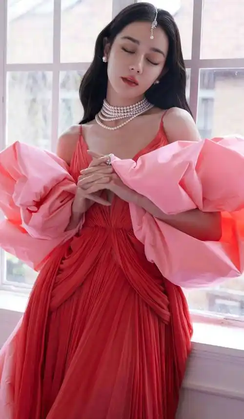 迪丽热巴真有公主范,穿泡泡袖红裙戴6层珍珠项链,甜美又贵气_气质