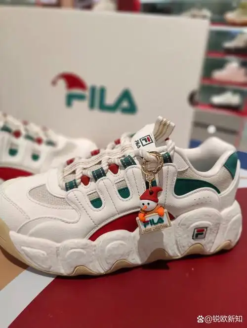 斐乐新款圣诞鞋 真的好好看啊 圣诞老人的挂件还是可以取下来的哦 太