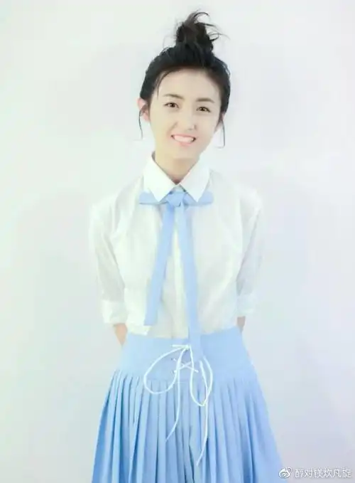 张子枫与北电大一新生合影,c位出镜被嘲全场最丑?全是发型的错