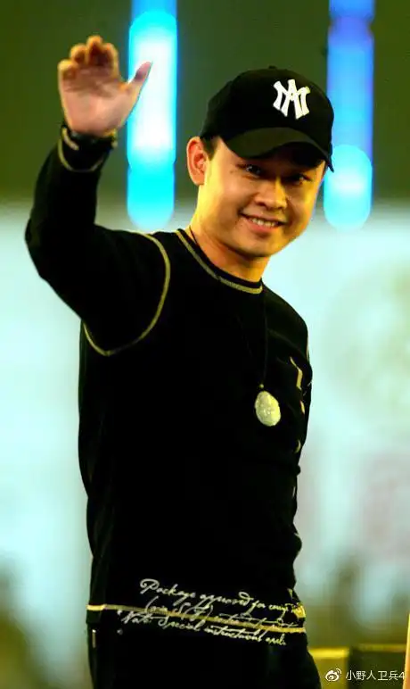 49岁刀郎复出捞金发福严重头发掉光生活过得好艰辛