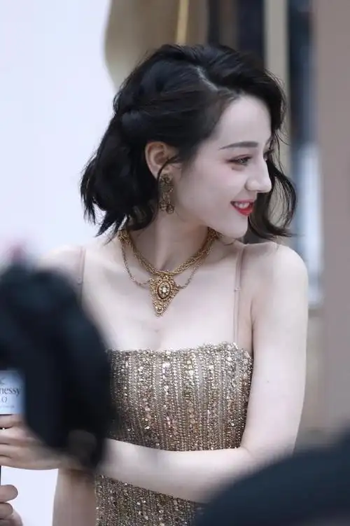 迪丽热巴短发侧颜好美