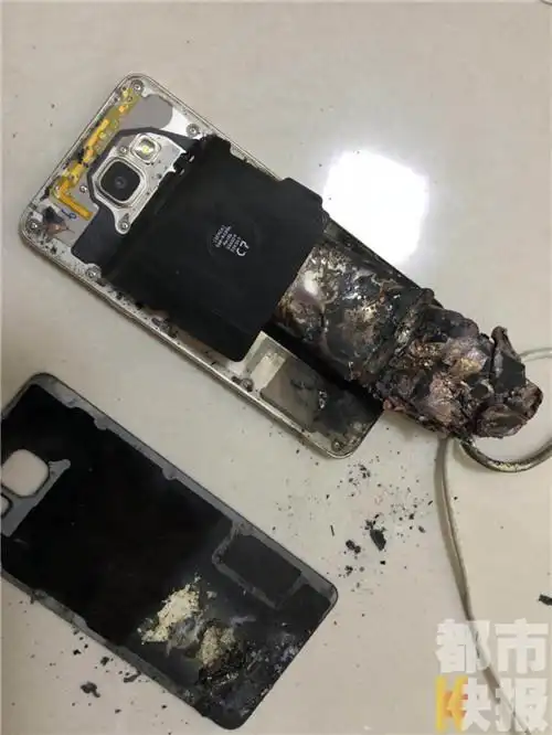 又见手机爆炸老人的三星手机充电时爆炸引燃床单