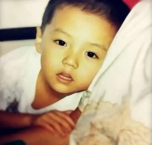 鹿晗高清修复童年照母胎美男从小帅到大