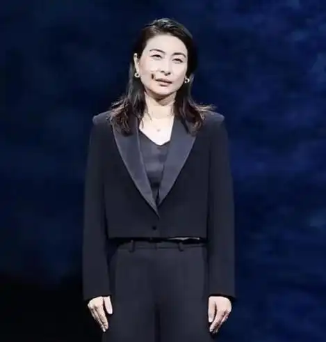 郭晶晶稍微一打扮就美翻天一袭修身黑裙尽显风姿绰约