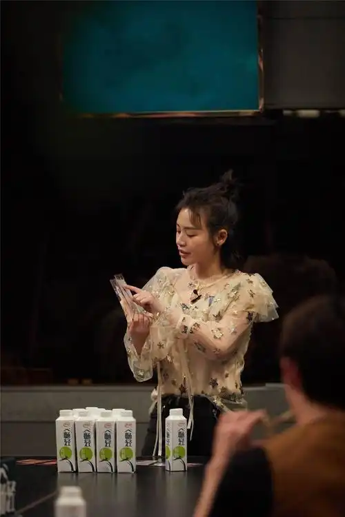 马思纯我是大侦探渐入佳境霸气坐姿引热议