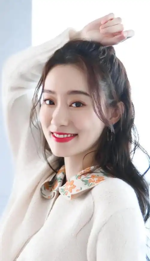 张小斐肌肤细腻白皙,五官属于明艳大方的类型,淡妆时清新甜美,长长的